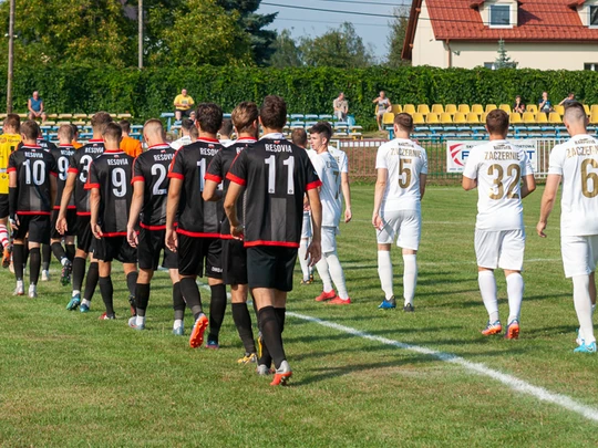 Liga okręgowa seniorów: Zaczernie - SMS Resovia 4:3